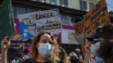 Manifestation contre la possible prescription dans le dossier judiciaire du chlordécone, à Fort-de-France, en Martinique, le 27 février 2021. (LIONEL CHAMOISEAU / AFP)