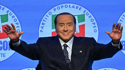 Silvio Berlusconi, sous les applaudissements au théâtre Manzoni de Milan lors d'un meeting clôturant la campagne de son parti, en septembre 2022. (FILIPPO MONTEFORTE / AFP)