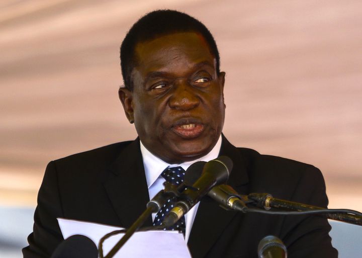 Emmerson Mnangagwa, lors d'une cérémonie funéraire, à Harare (Zimbabwe). (JEKESAI NJIKIZANA / AFP)