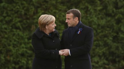 Angela Merkel et Emmanuel Macron à&nbsp;Rethondes&nbsp;(Oise), le 10 novembre 2018. (PHILIPPE WOJAZER / AFP)