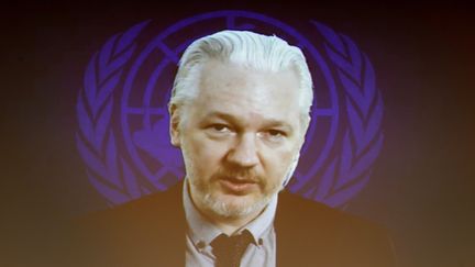 Julian Assange, fondateur du site WikiLeaks, s'exprime par vid&eacute;oconf&eacute;rence lors d'un &eacute;v&eacute;nement du Conseil des droits de l'Homme des Nations unies &agrave; Gen&egrave;ve (Suisse), le 23 mars 2015. (FABRICE COFFRINI / AFP)