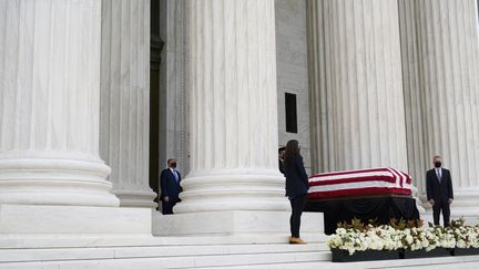 Le président américain se recueille devant la dépouille de la juge de la Cour suprême Ruth Bader Ginsburg, le 24 septembre 2020 à Washington (Etats-Unis). (ALEX BRANDON / AFP)