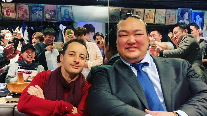 Christophe Lemaire au Japoo avec Kisenosato (sumo Yokozuna) :  "Beaucoup de gens me reconnaissent et viennent me serrer la main et veulent prendre une photo et veulent une signature." (Photo Barbara Lemaire)