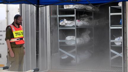 Des corps en attente d'identification sont entreposés dans des containers frigorifiés d'une morgue militaire à Shura (Israël), le 24 octobre 2023. (UPI/NEWSCOM/SIPA)