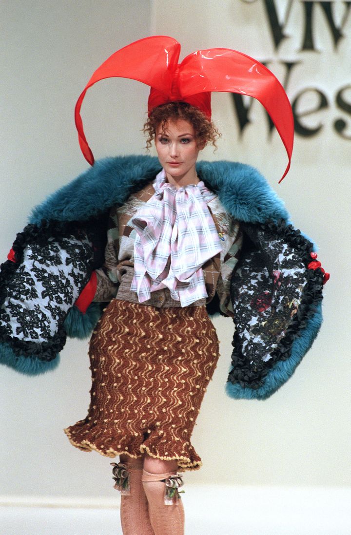 Carla Bruni lors du défilé Vivienne Westwood automne/hiver 1994-95 Prêt-à-Porter à Paris. (PATRICK KOVARIK / AFP)