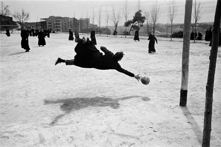 Photographie de Ramon Masats de 1960. "Seminario de Madrid. Curas jugando al futbol". (RAMON MASATS)