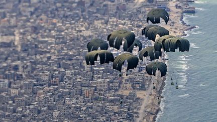 La Royal Air Force a largué plus de 10 tonnes de vivres à Gaza pour la première fois lundi 25 mars 2024, de l'eau, du riz, de l'huile de cuisson, de la farine, des conserves et du lait maternisé. (LEAH JONES / MOD / VIA AFP)