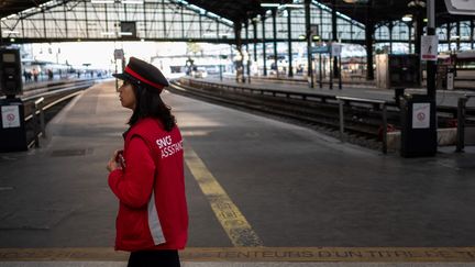 Une cheminote présente&nbsp;pour orienter les voyageurs pendant la grève, dans une gare déserte, le 19 avril 2108 à Paris. &nbsp; (CHRISTOPHE SIMON / AFP)