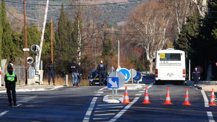 Des gendarmes à Millas (Pyrénées-Orientales), le 19 décembre 2017, sur les lieux de la collision entre un TER et un car scolaire, le 14 décembre 2017.&nbsp; (COR / AFP)