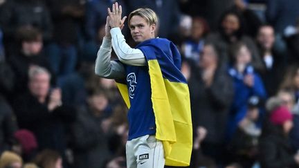 L'Ukrainien Mykhailo Mudryk sur la pelouse de Stamford Bridge avant la rencontre de son nouveau club, Chelsea, face à Crystal Palace, le 15 janvier 2023. (BEN STANSALL / AFP)