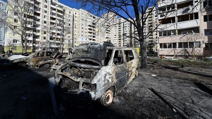 Des voitures détruites après des bombardements russes à Kiev (Ukraine), le 28 février 2022.&nbsp; (GENYA SAVILOV / AFP)