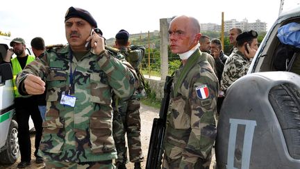 L'un des Casques bleus fran&ccedil;ais bless&eacute; &agrave; Tyr (Liban) sur le site de l'explosion le 9 d&eacute;cembre 2011. (AFP)