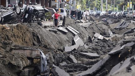  (L'explosion a détruit la route et formé une sorte de cratère © REUTERS / Toby Chang)