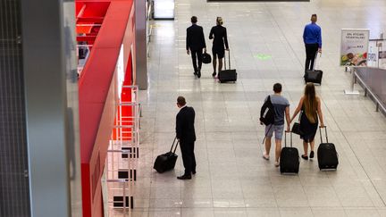 Des passagers dans un hall à l'aéroport de Cracovie Balice (Pologne), le 18 août 2020.&nbsp; (DOMINIKA ZARZYCKA / NURPHOTO / AFP)