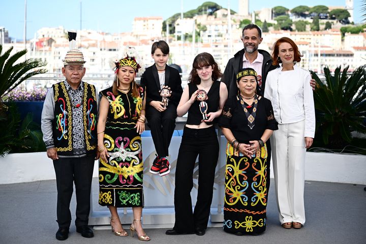 Komeok Joe, Sailyvia Paysan, Martin Verset, Babette de Coster, Nelly Tungang et Laëtitia Dosch ont prêté leur voix aux personnages de "Sauvages". Derrière, le réalisateur Claude Barras (LOIC VENANCE / AFP)