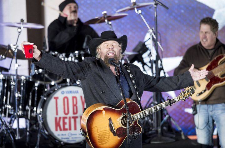 Le chanteur country Toby Keith en concert au Lincoln Memorial à Washington, DC, le 19 janvier 2017 à l'occasion de la cérémonie d'investiture du président Donald Trump.

	 

	  (Brendan Smialowski / AFP)