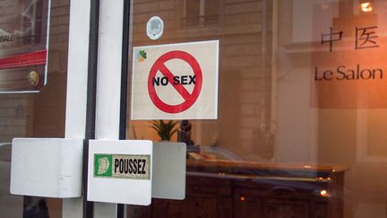  (Devant la prolifération des salons de massage dissimulant de la prostitution, certains salons affichent la couleur en vitrine © Maxppp)