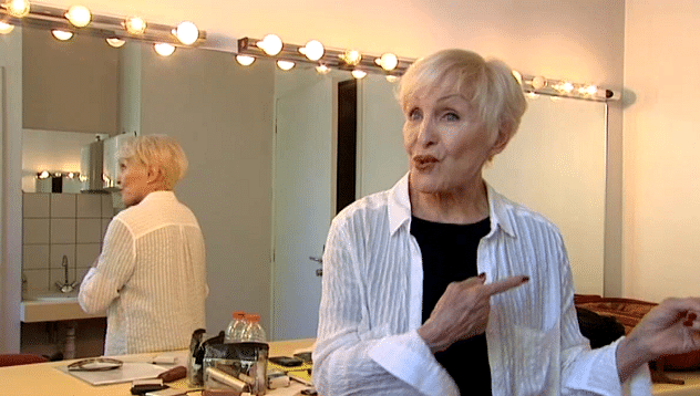 Nicole Croisille dans sa loge avant son tour de chant
 (France 3)