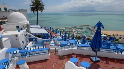 Un café déserté dans le village touristique de Sidi Bou Saïd, à 20 km de Tunis le 4 avril 2020 (FETHI BELAID / AFP)