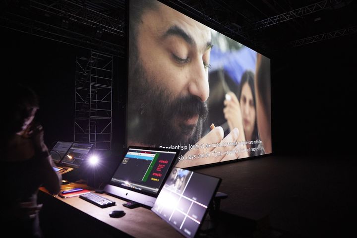 "Le présent qui déborde - Notre Odyssée II" de Christiane Jatahy : le grand écran vu par le banc de montage. (CHRISTOPHE RAYNAUD DE LAGE / FESTIVAL D'AVIGNON)