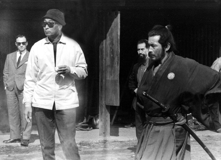 Akira Kurosawa et Toshiro Mifune sur le tournage du film "Le garde du corps" en 1961. (TOHO AD / AFP)