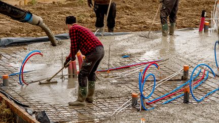 Des ouvriers sur un chantier à&nbsp;Godewaersvelde (Nord), le 28 avril 2017. (PHILIPPE HUGUEN / AFP)