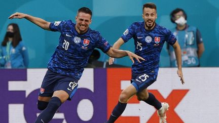 Les Slovaques après avoir ouvert le score face à la Pologne, le 14 juin 2021. (EVGENIA NOVOZHENINA / POOL / AFP)