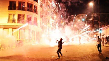 Des manifestants se heurtent &agrave; la police, non loin de la place Taksim &agrave; Istanbul (Turquie), mercredi 5 juin 2013.&nbsp; (BULENT KILIC / AFP)