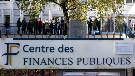 Des agents du fisc rendent hommage à leur collègue tué à Bullecourt au centre des impôts de Rennes, dans l'ouest de la France, le 23 novembre 2022. (DAMIEN MEYER / AFP)