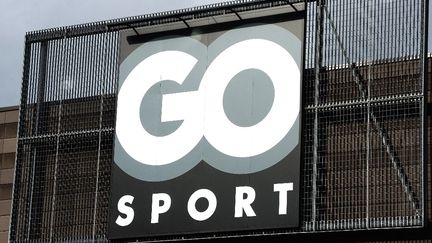 Le logo de l'enseigne "Go Sport" à Villeneuve d'Ascq (Nord), en février 2014. (PHILIPPE HUGUEN / AFP)