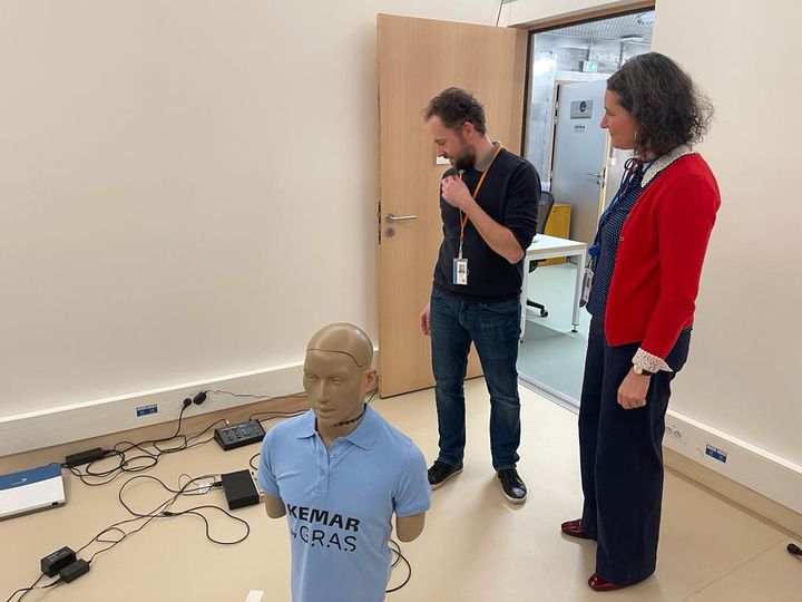 In March 2022, the Pasteur Institute launched a refined study to develop a hearing aid equipped with AI and adapted for neuropaths.  (Anne-Laure Dagnet / Franceinfo)