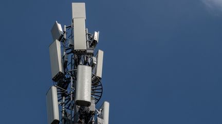 Une antenne 5G à Pékin le 24 septembre 2020. (NICOLAS ASFOURI / AFP)