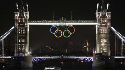 Le Tower Bridge &agrave; Londres (Royaume-Uni) aux couleurs olympiques &agrave; un mois du d&eacute;but des Jeux, le 27 juin 2012. (LEFTERIS PITARAKIS / AP / SIPA)