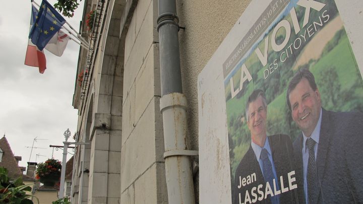 L'affiche de campagne de Jean Lassalle, le 6 juin 2012, &agrave; Navarrenx (Pyr&eacute;n&eacute;es-Atlantiques). (CHRISTOPHE RAUZY / FTVI)