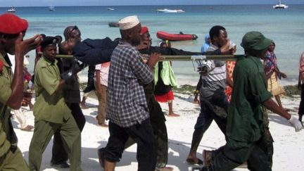 Un rescapé du naufrage du ferry MV Spice Islander emmené à l'hôpital par les sauveteurs (AFP - Evelyn Hockstein)