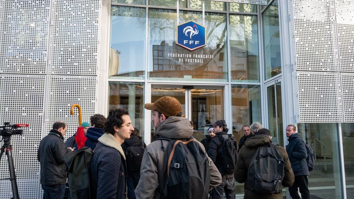 Au siège de la FFF le 11/01/23, des journalistes attendent de nouvelles déclarations de la fédération concernant Noël Le Graët. (RICCARDO MILANI / HANS LUCAS)