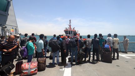 Des réfugiés fuient le Soudan à destination de Jeddah (Arabie saoudite), le 30 avril 2023. (FAYEZ NURELDINE / AFP)