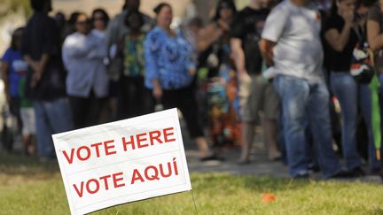 Des &eacute;lecteurs patientent devant un bureau de vote &agrave; Kissimmee (Floride), le 6 novembre 2012. (SCOTT MILLER / REUTERS)