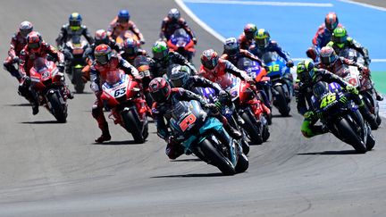 Le Français Fabio Quartararo (Yamaha) devant la meute à Jerez en MotoGP (JAVIER SORIANO / AFP)