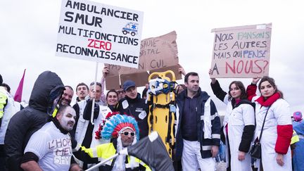 Des soignants manifestent pour obtenir plus de moyens dans les hôpitaux publics, le 14 noembre 2019, à Paris. (NICOLAS PORTNOI / HANS LUCAS / AFP)