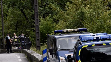 Des gendarmes&nbsp;effectuent&nbsp;des recherches pour retrouver Maëlys, le 6 septembre 2017, à Saint-Béron (Isère). (JEFF PACHOUD / AFP)