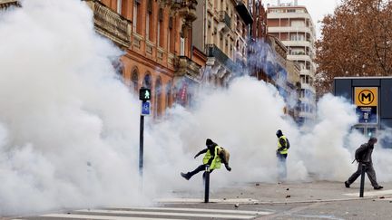 Les manifestants dispersés avec des canons à eau à Toulouse (Haute-Garonne), le 15 décembre 2018. (MAXPPP)