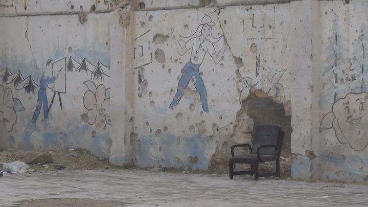 Dans cette école qui vient de rouvrir à Alep-Est, les murs de la cour de récréation portent les stigmates de la guerre. (GILLES GALLINARO / RADIO FRANCE)