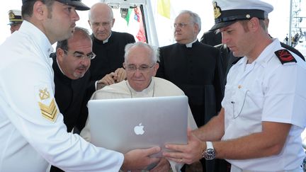 Le pape Fran&ccedil;ois, le 8 juillet 2013, sur l'&icirc;le de Lampedusa (Italie). (OSSERVATORE ROMANO / AFP)