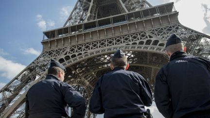 &nbsp; (Des policiers déployés sous la tour Eiffel dans le cadre de l'état d'urgence©MAXPPP)