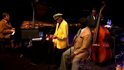 Jon Hendricks et Gregory Porter sur scène
 (France3/culturebox)