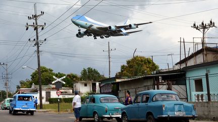 Le Boeing 747 Air Force One survole un quartier de La Havane (Cuba) avant d'atterrir à l'aéroport international, le 20 mars 2016.&nbsp; (ALBERTO REYES / REUTERS)