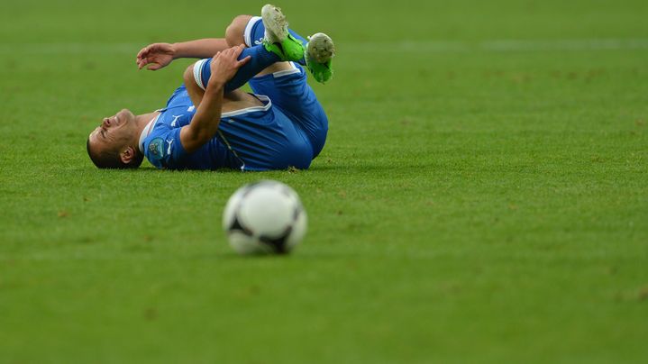 Sebastien Gionvinco au sol, symbole d'une Italie pas tr&egrave;s conqu&eacute;rante contre la Croatie, le 14 juin 2012. (GIUSEPPE CACACE / AFP)