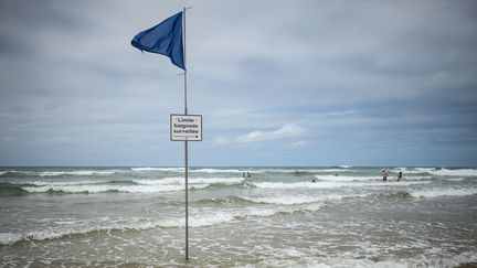 Un drapeau bleu de zone de baignade sur la plage de Lacanau (Gironde), le 26 juillet 2020. (PHILIPPE LOPEZ / AFP)