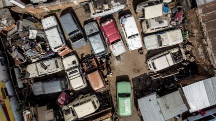 Dans le garage à ciel ouvert d'Elysée Rakotondrakolona , coincé entre un salon de "coiffure esthétique" et un marchand de beignets de rue, s'entassent uniquement des carcasses de 4L. (MARCO LONGARI / AFP)